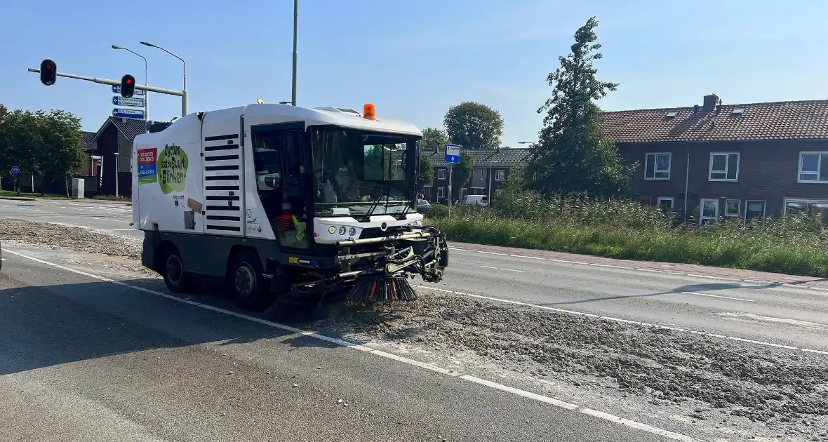 Verloren lading grind zorgt voor verkeersoverlast - Foto 6