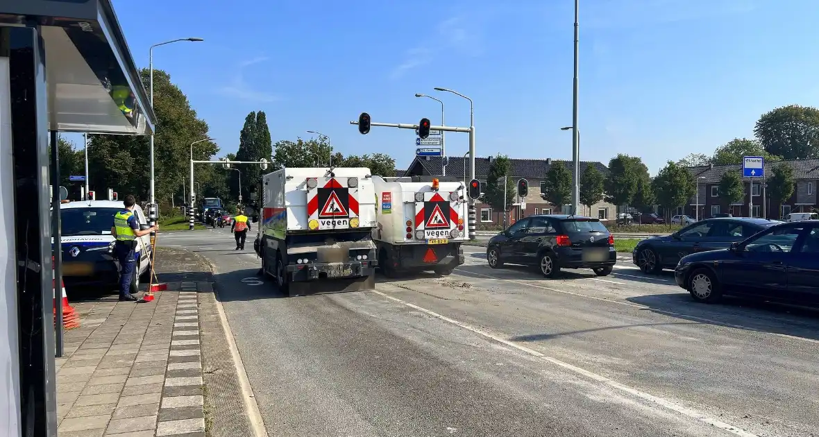 Verloren lading grind zorgt voor verkeersoverlast - Foto 8