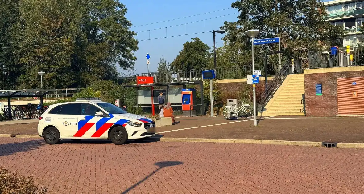 Politie haalt persoon van spoor - Foto 1