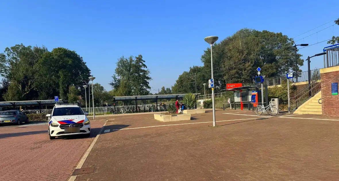 Politie haalt persoon van spoor - Foto 2