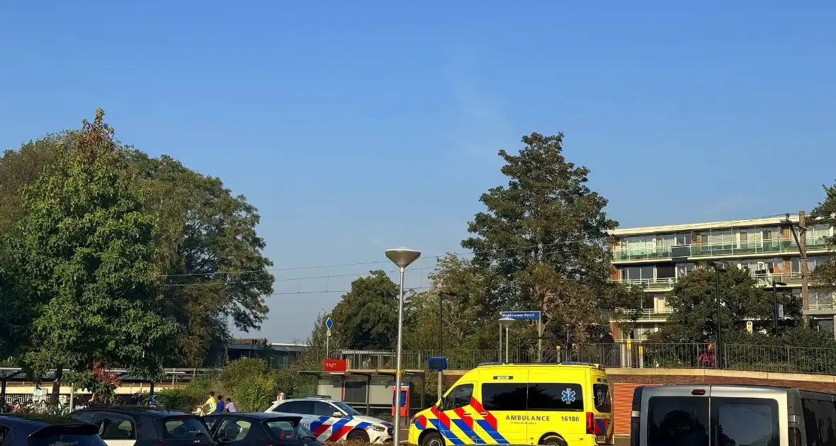 Politie haalt persoon van spoor - Foto 3