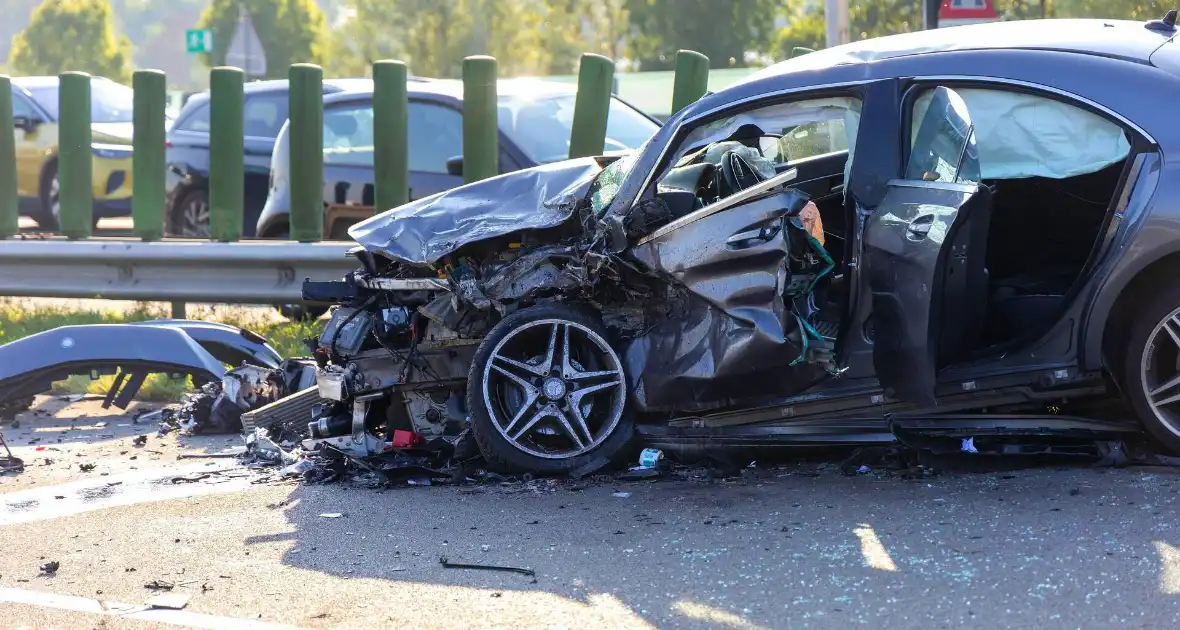 Drie zwaargewonden bij frontale botsing - Foto 1