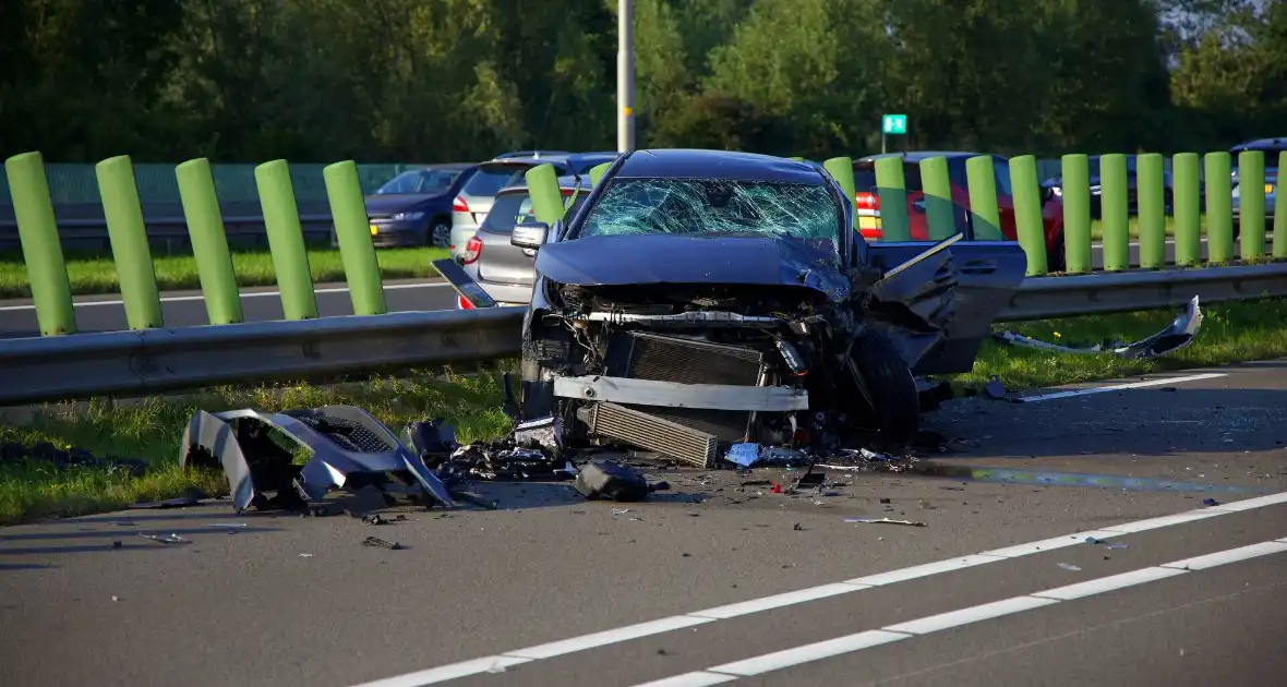 Drie zwaargewonden bij frontale botsing - Foto 11