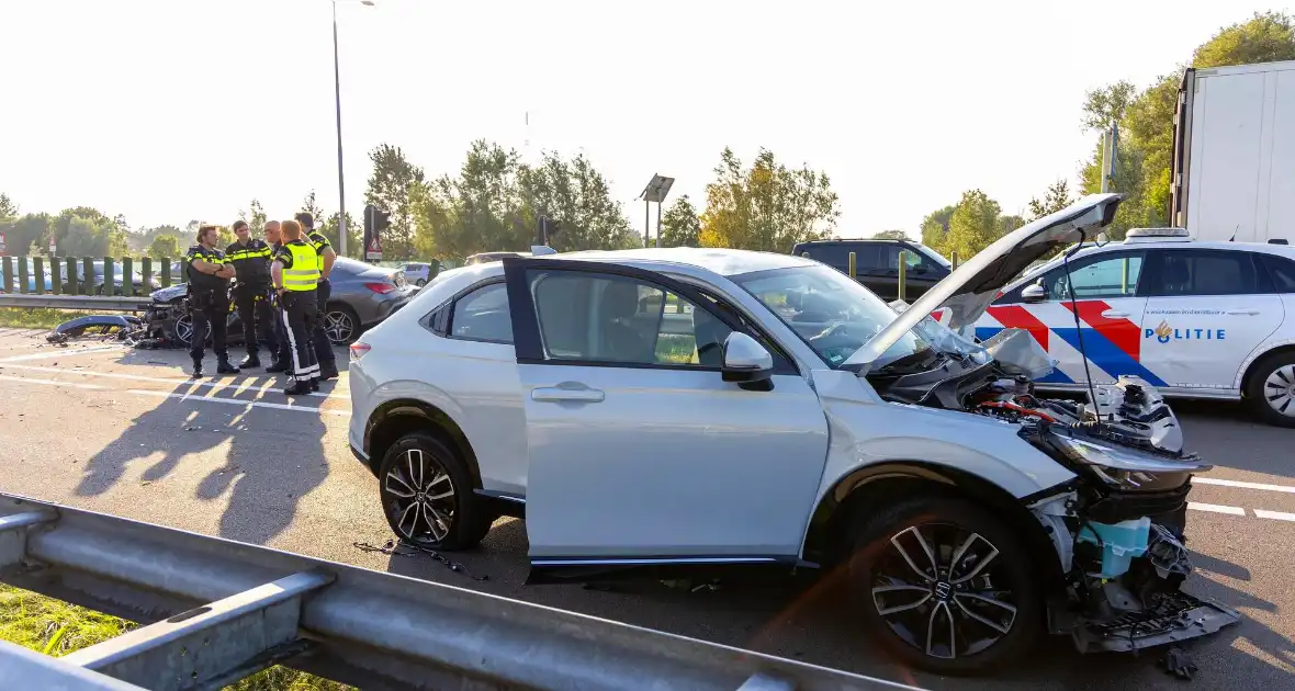 Drie zwaargewonden bij frontale botsing - Foto 4