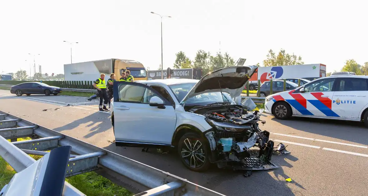 Drie zwaargewonden bij frontale botsing - Foto 5