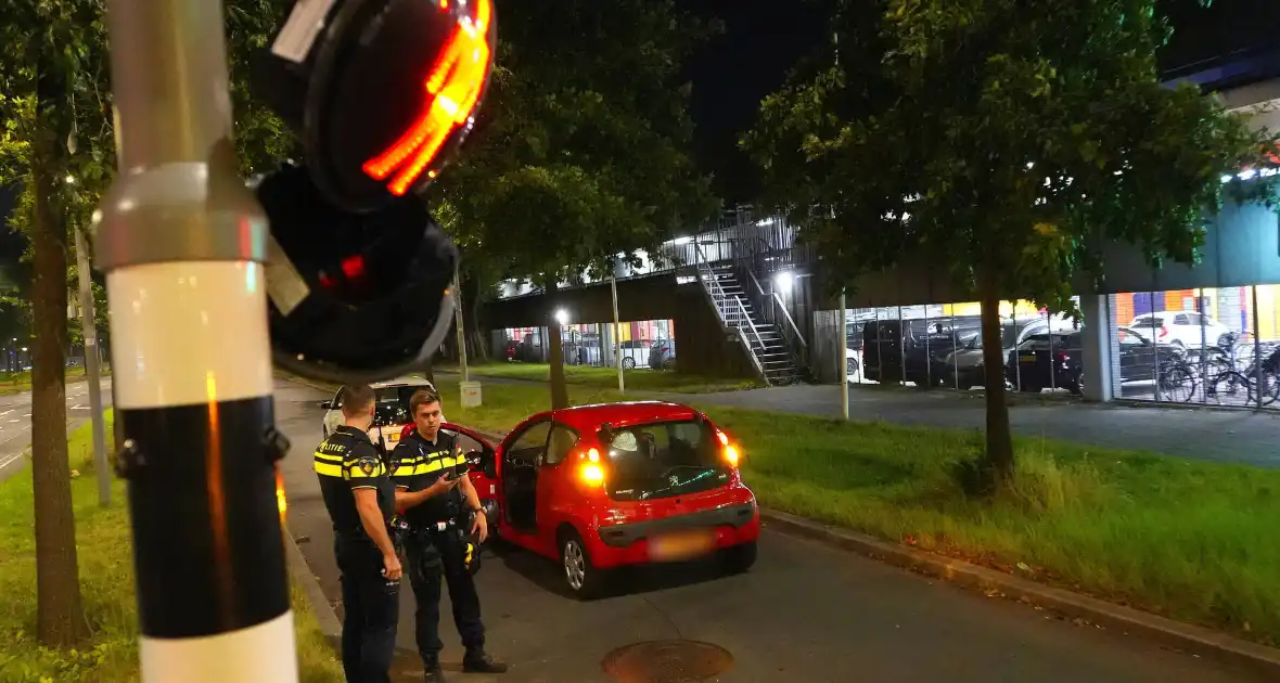 Automobilist onder invloed rijdt tegen verkeerslicht