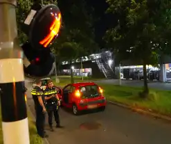 Automobilist onder invloed rijdt tegen verkeerslicht