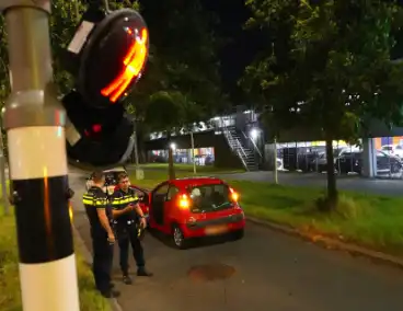 Automobilist onder invloed rijdt tegen verkeerslicht