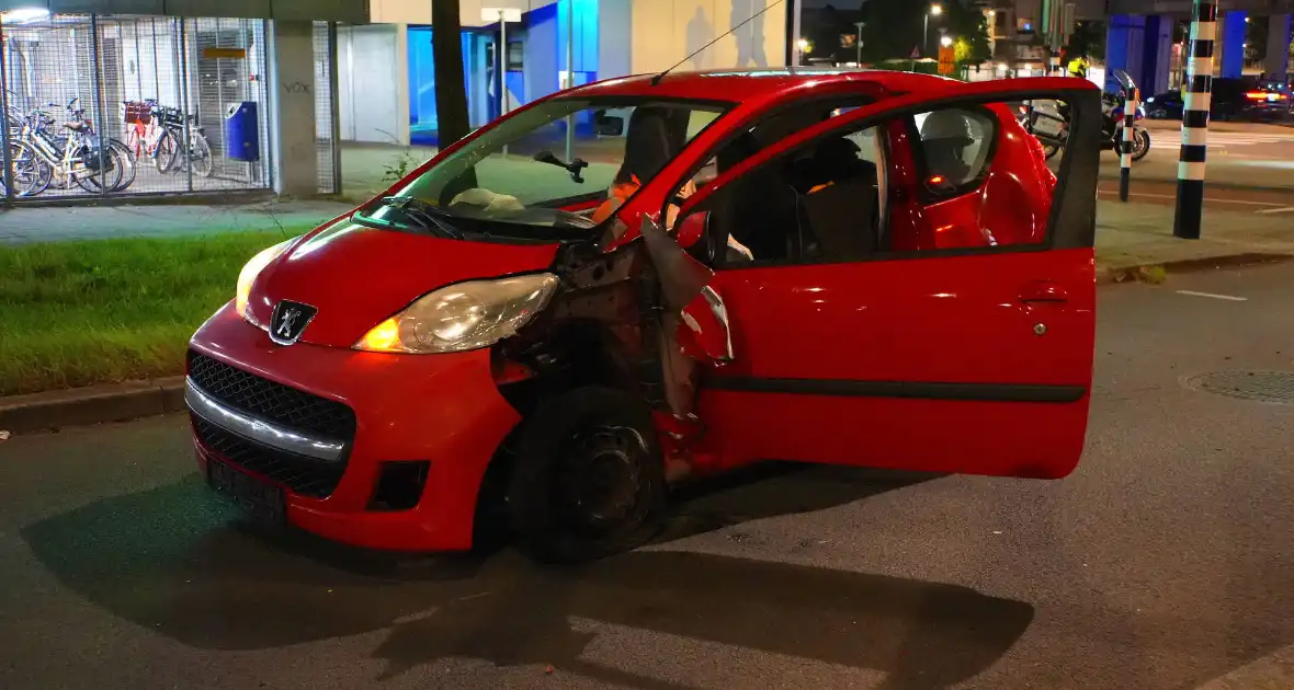 Automobilist onder invloed rijdt tegen verkeerslicht - Foto 1