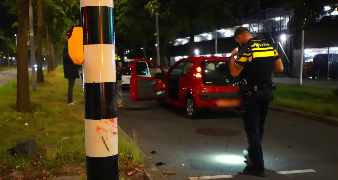 Automobilist onder invloed rijdt tegen verkeerslicht - Foto 5