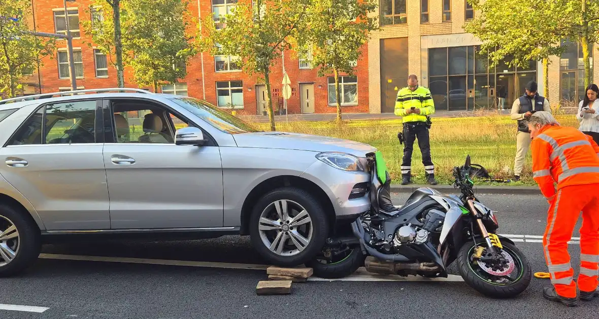 Motor belandt onder auto bij aanrijding