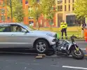 Motor belandt onder auto bij aanrijding