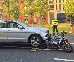 Motor belandt onder auto bij aanrijding