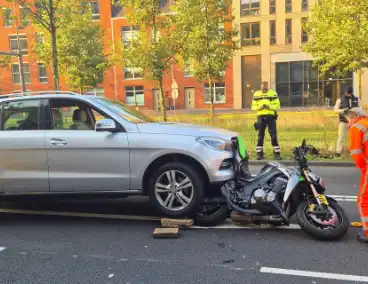 Motor belandt onder auto bij aanrijding