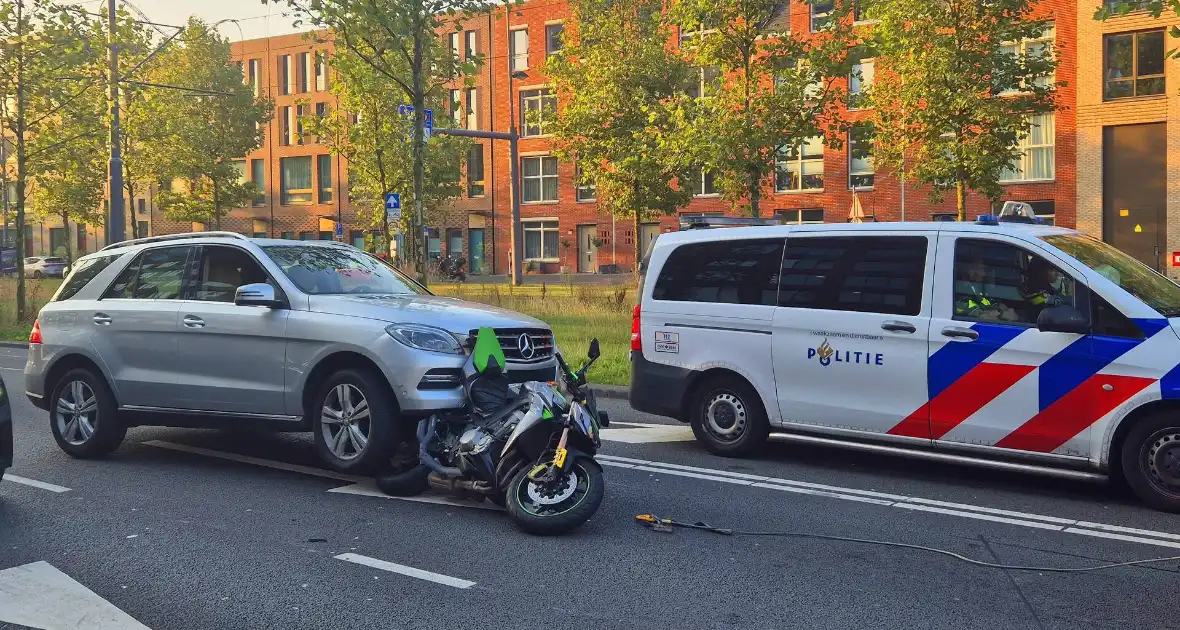 Motor belandt onder auto bij aanrijding - Foto 1