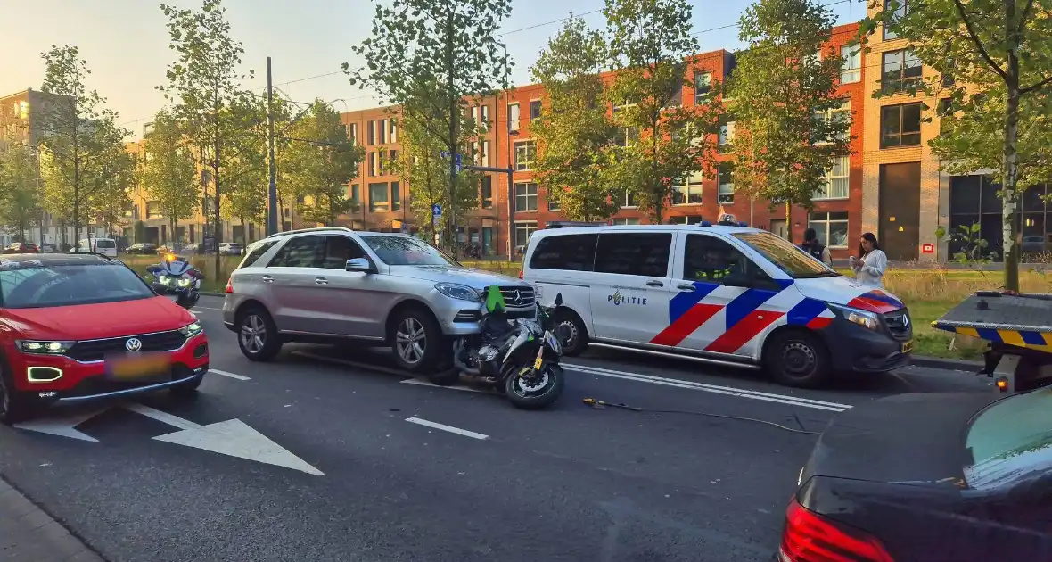 Motor belandt onder auto bij aanrijding - Foto 2