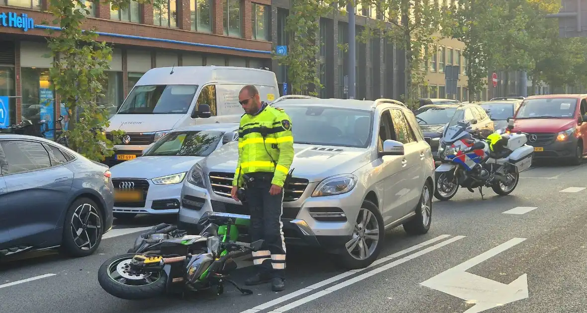 Motor belandt onder auto bij aanrijding - Foto 3