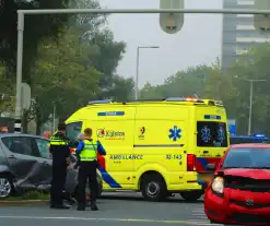 Twee voertuigen beschadigd na aanrijding op kruispunt