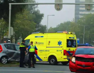 Twee voertuigen beschadigd na aanrijding op kruispunt