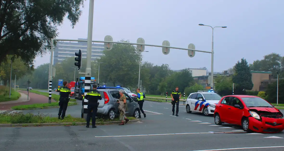 Twee voertuigen beschadigd na aanrijding op kruispunt - Foto 2