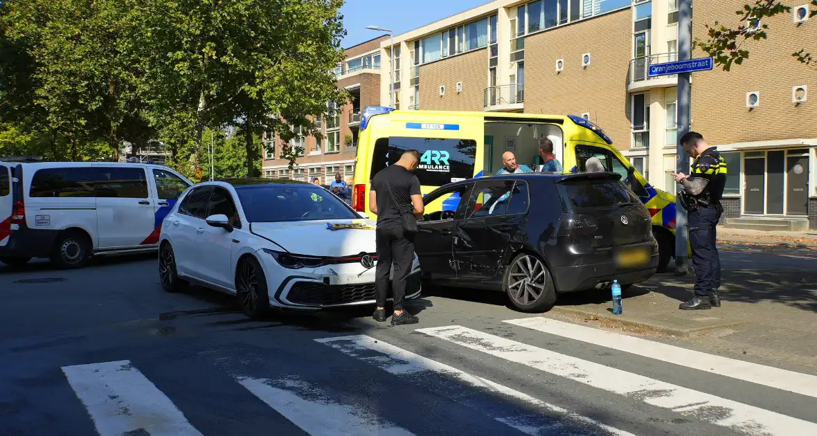 Wiel breekt af na ongeval tussen twee personenauto's