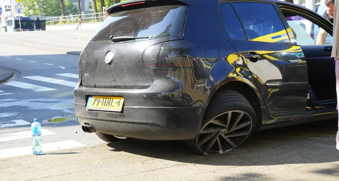 Wiel breekt af na ongeval tussen twee personenauto's - Foto 1