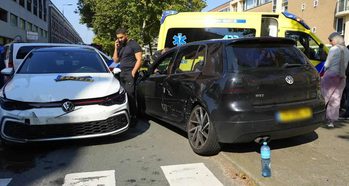 Wiel breekt af na ongeval tussen twee personenauto's - Foto 2