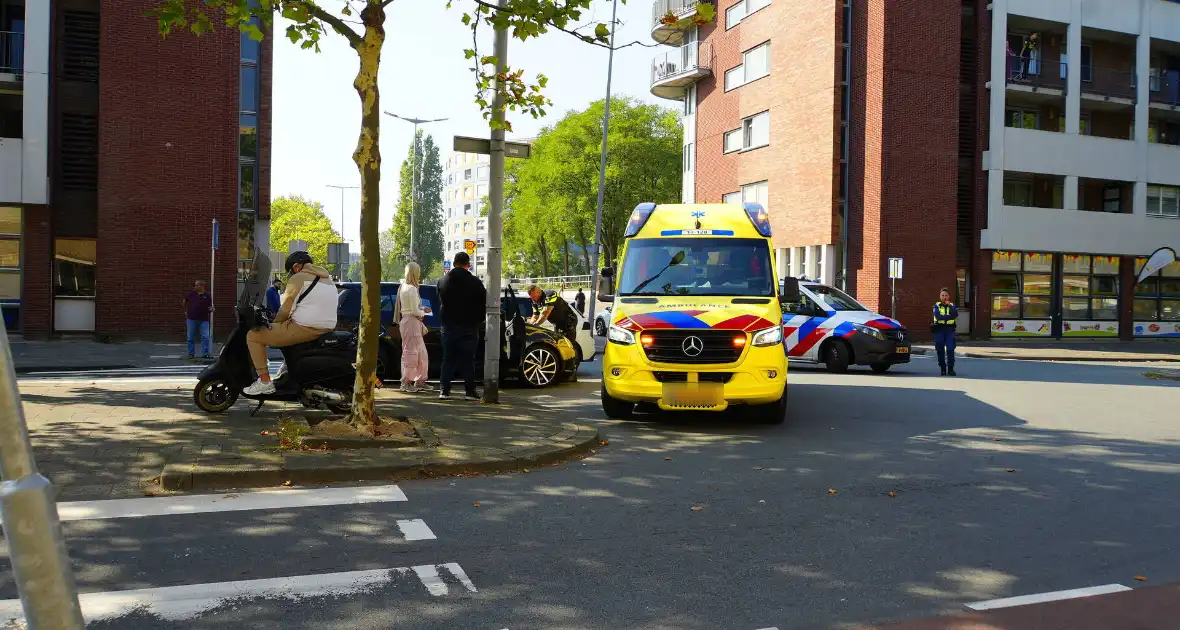Wiel breekt af na ongeval tussen twee personenauto's - Foto 3