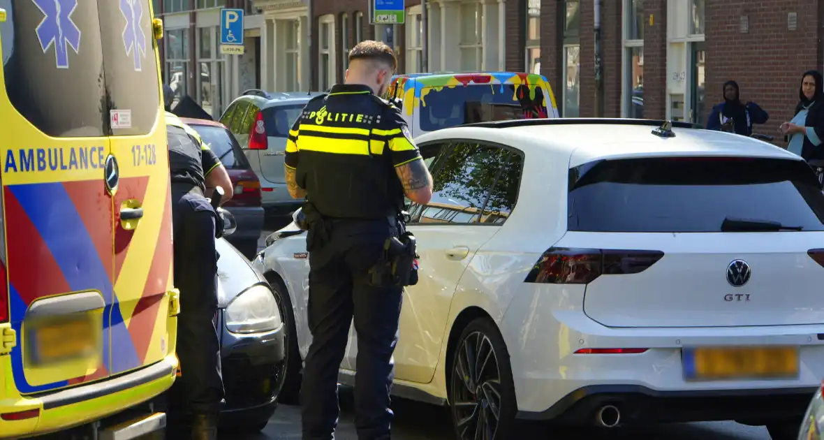 Wiel breekt af na ongeval tussen twee personenauto's - Foto 4