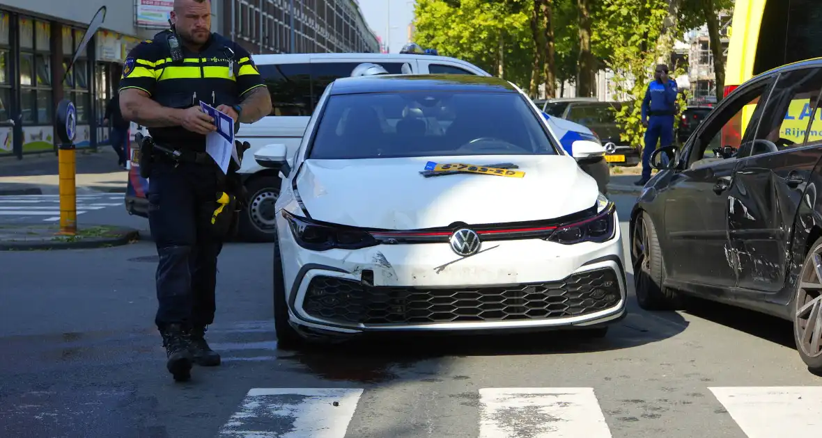 Wiel breekt af na ongeval tussen twee personenauto's - Foto 5
