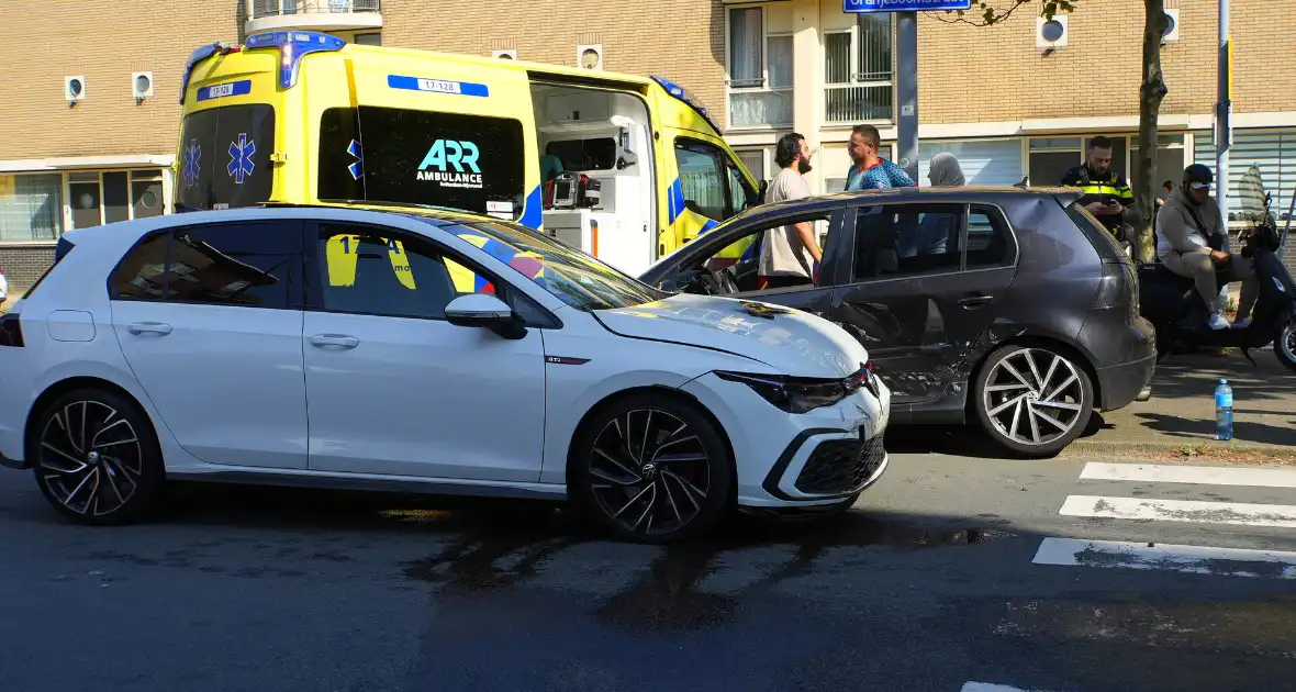 Wiel breekt af na ongeval tussen twee personenauto's - Foto 6