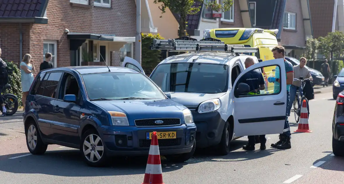 Bestuurder naar ziekenhuis na botsing - Foto 1