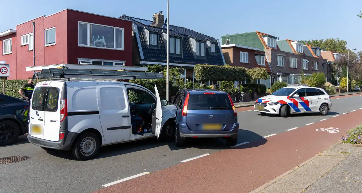 Bestuurder naar ziekenhuis na botsing - Foto 2