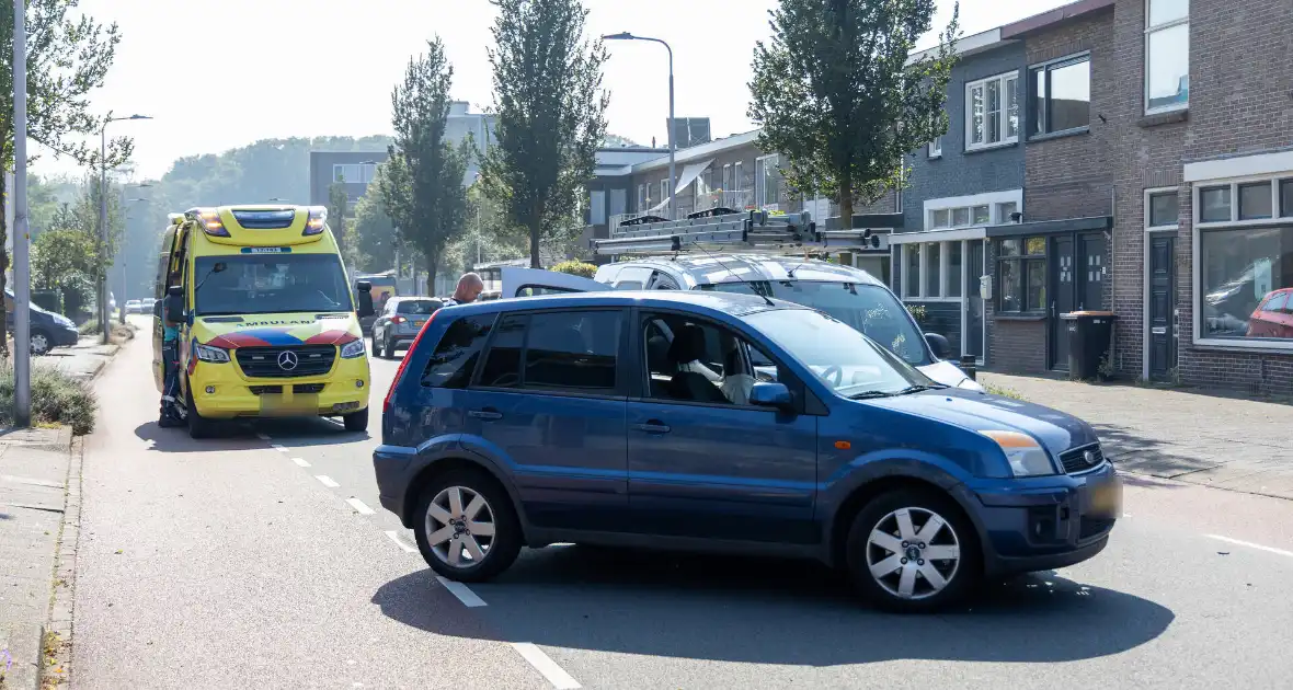 Bestuurder naar ziekenhuis na botsing - Foto 3