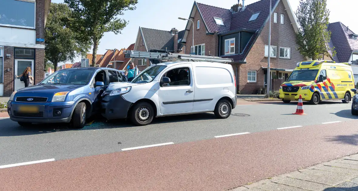 Bestuurder naar ziekenhuis na botsing - Foto 4
