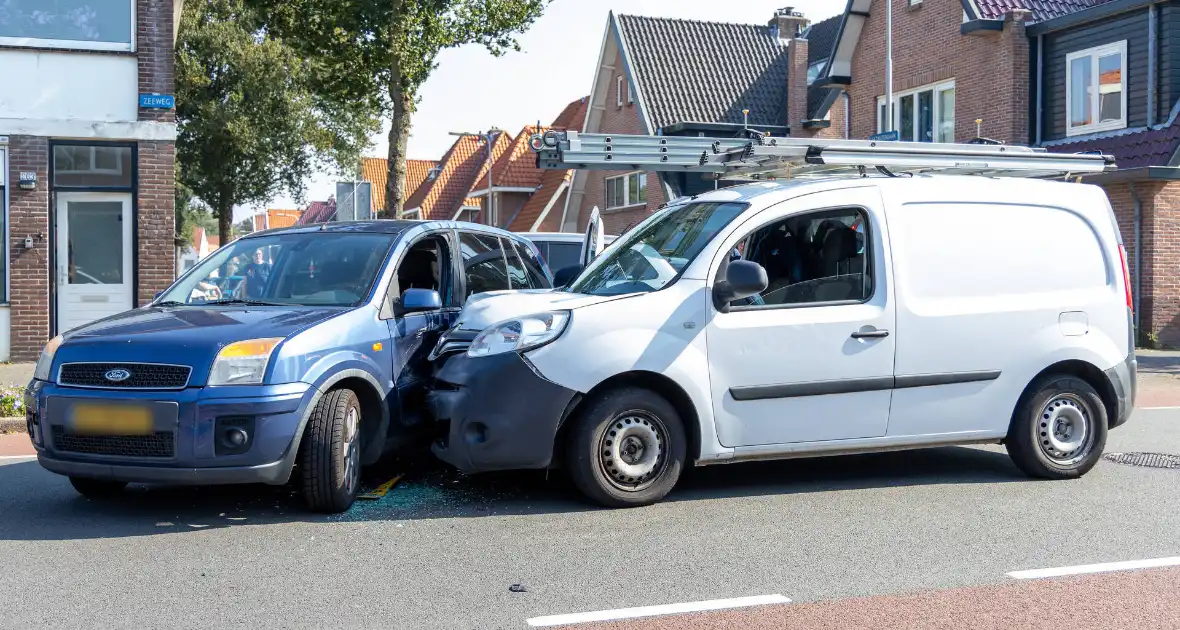 Bestuurder naar ziekenhuis na botsing - Foto 5