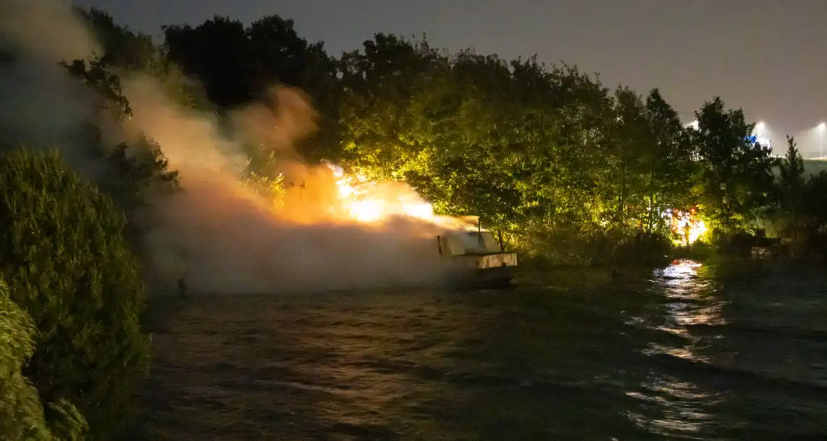 Woonboot zwaar beschadigd door brand