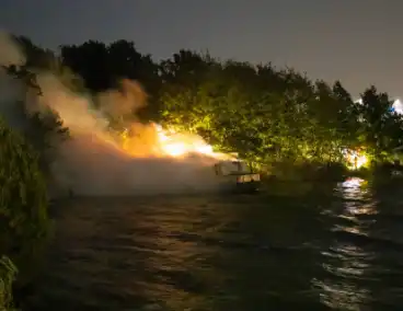 Woonboot zwaar beschadigd door brand