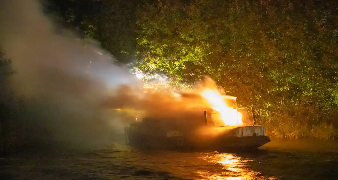 Woonboot zwaar beschadigd door brand - Foto 1