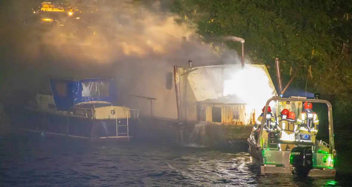 Woonboot zwaar beschadigd door brand - Foto 10