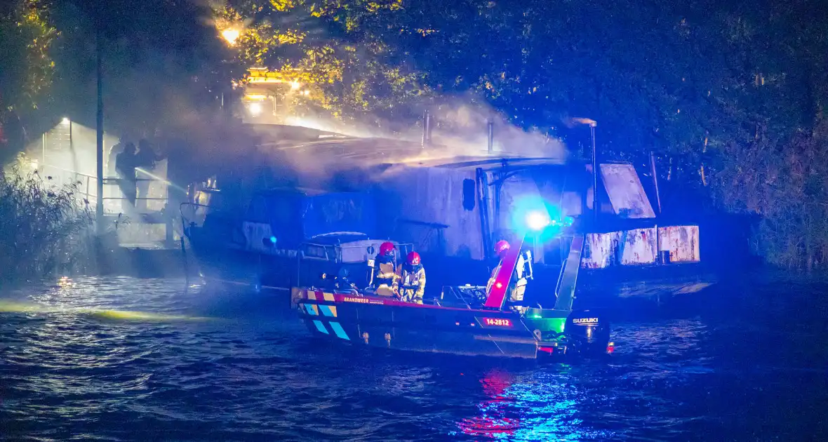 Woonboot zwaar beschadigd door brand - Foto 11