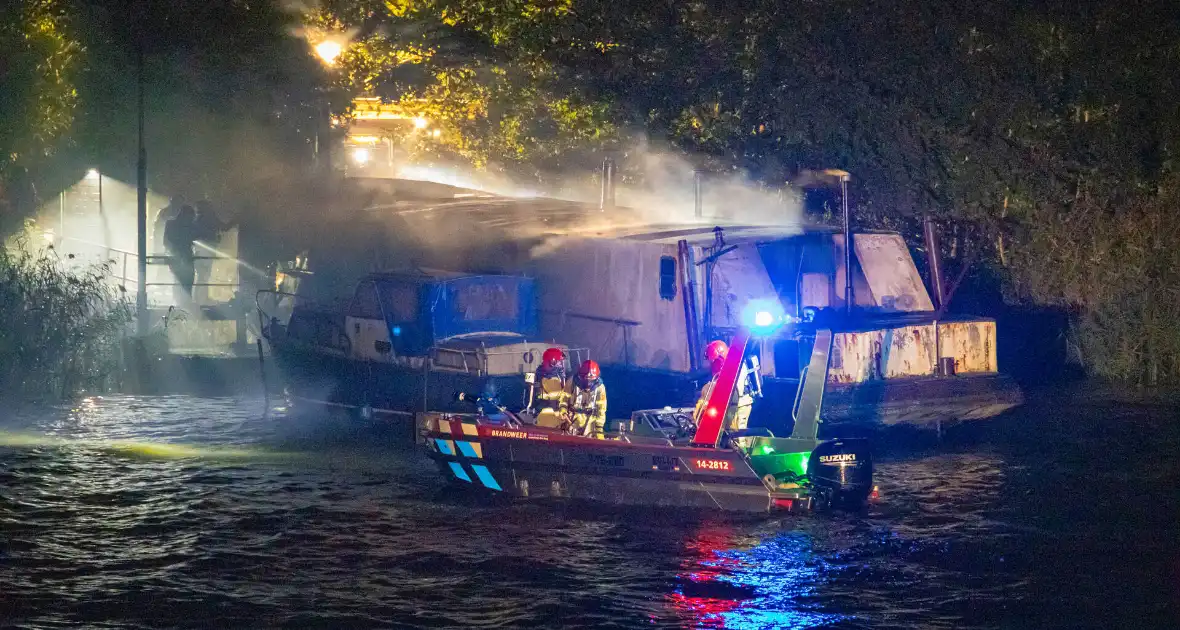 Woonboot zwaar beschadigd door brand - Foto 12