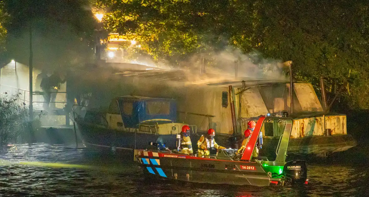 Woonboot zwaar beschadigd door brand - Foto 13