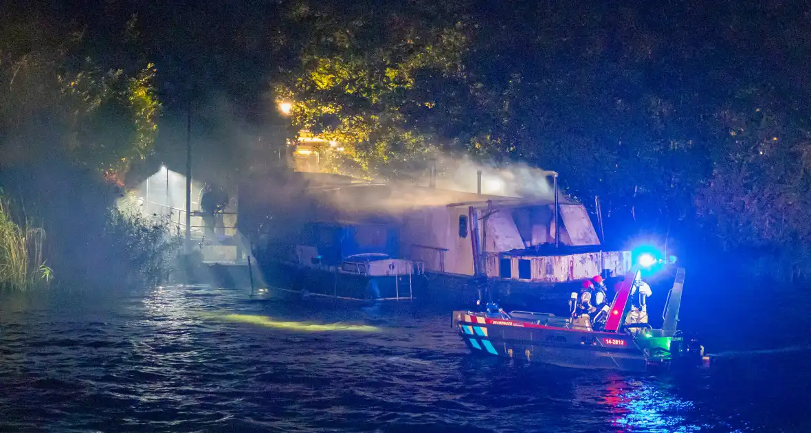 Woonboot zwaar beschadigd door brand - Foto 14