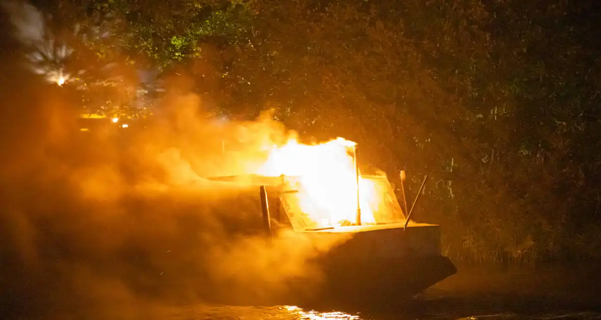 Woonboot zwaar beschadigd door brand - Foto 3