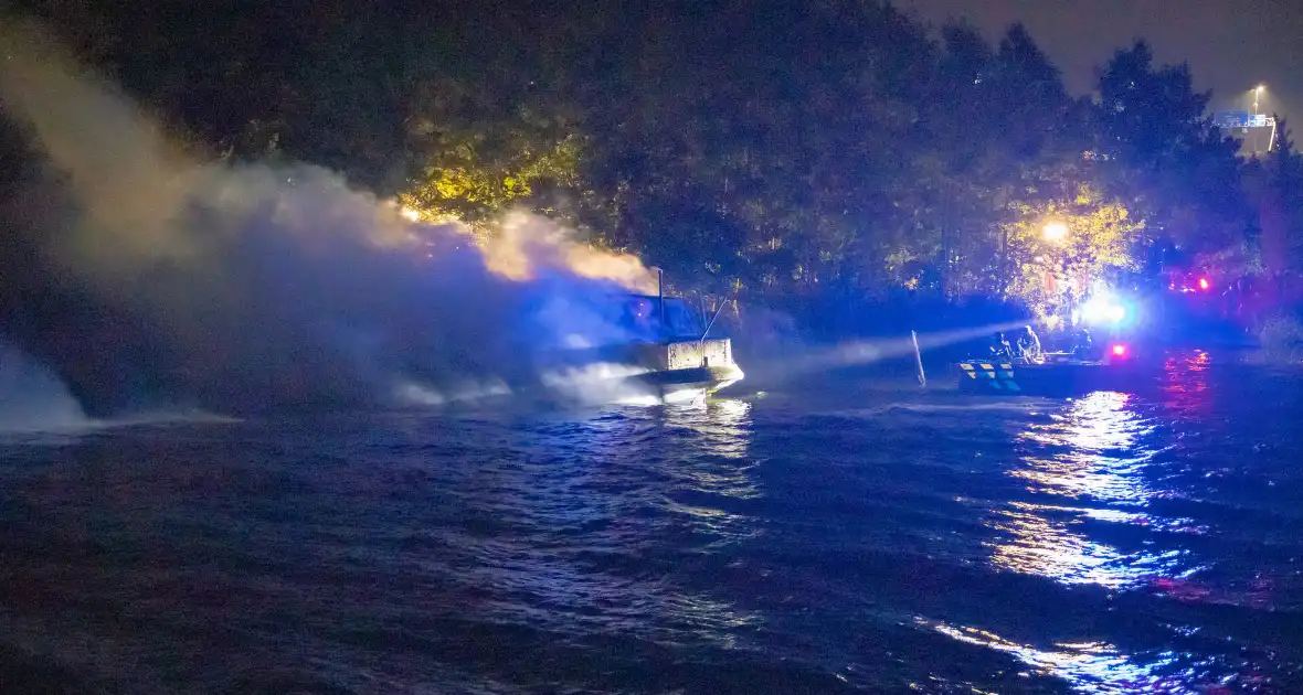 Woonboot zwaar beschadigd door brand - Foto 4