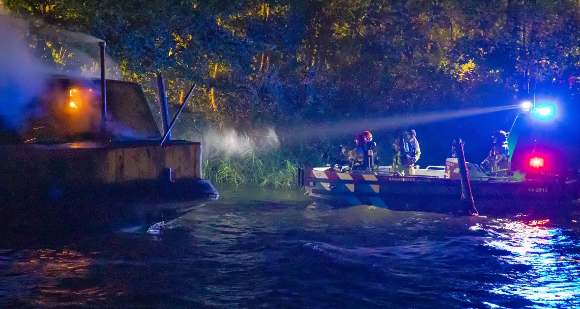 Woonboot zwaar beschadigd door brand - Foto 6