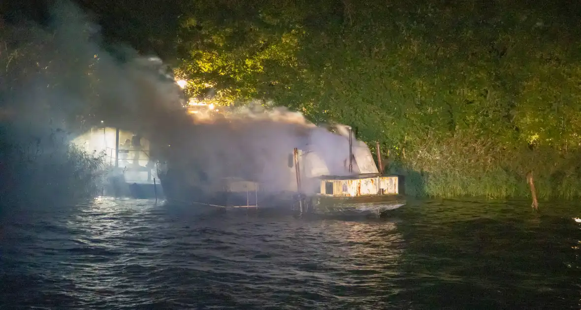 Woonboot zwaar beschadigd door brand - Foto 7