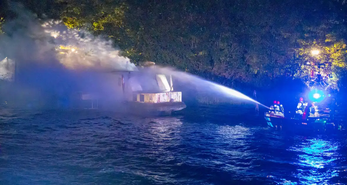 Woonboot zwaar beschadigd door brand - Foto 8