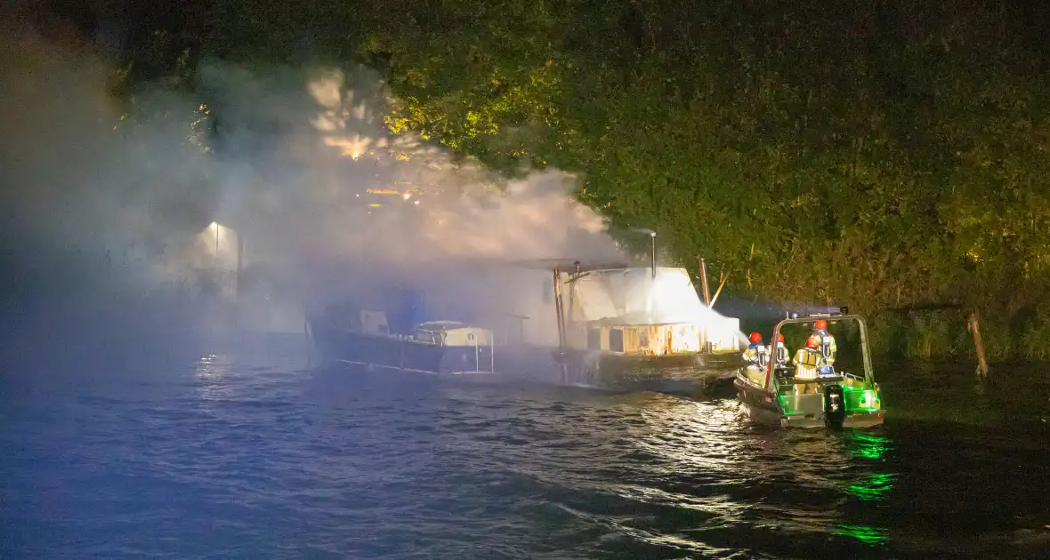 Woonboot zwaar beschadigd door brand - Foto 9